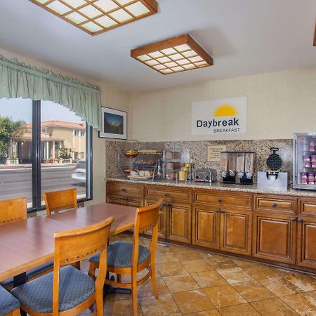 Days Inn By Wyndham Anaheim Near The Park Εξωτερικό φωτογραφία