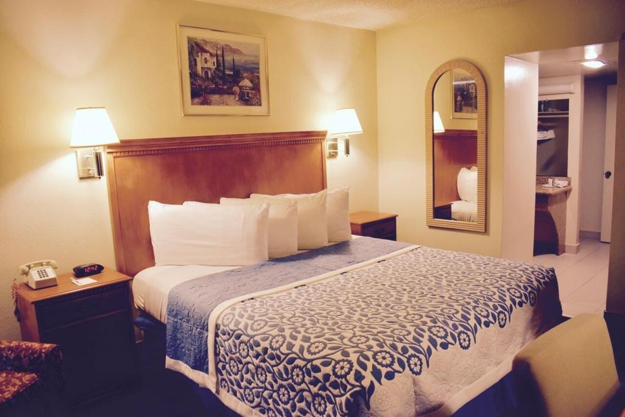 Days Inn By Wyndham Anaheim Near The Park Εξωτερικό φωτογραφία