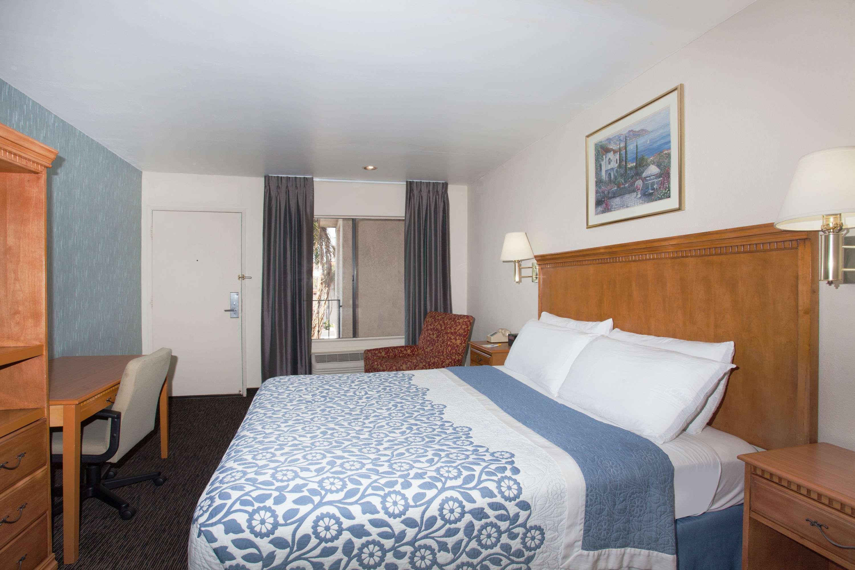 Days Inn By Wyndham Anaheim Near The Park Εξωτερικό φωτογραφία