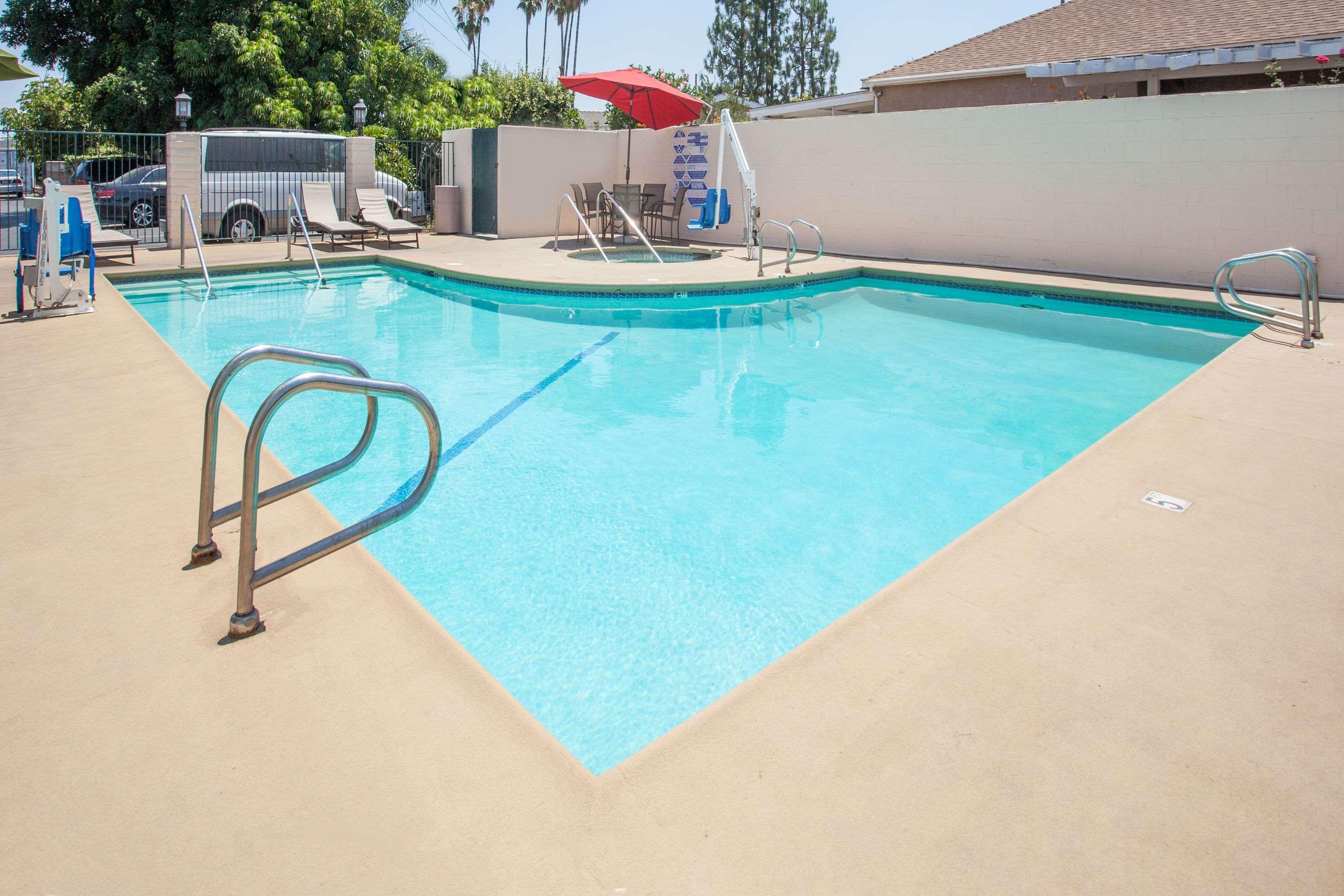 Days Inn By Wyndham Anaheim Near The Park Εξωτερικό φωτογραφία