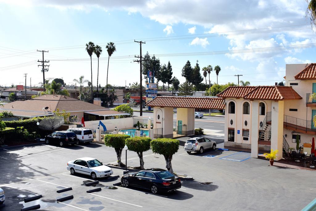 Days Inn By Wyndham Anaheim Near The Park Εξωτερικό φωτογραφία