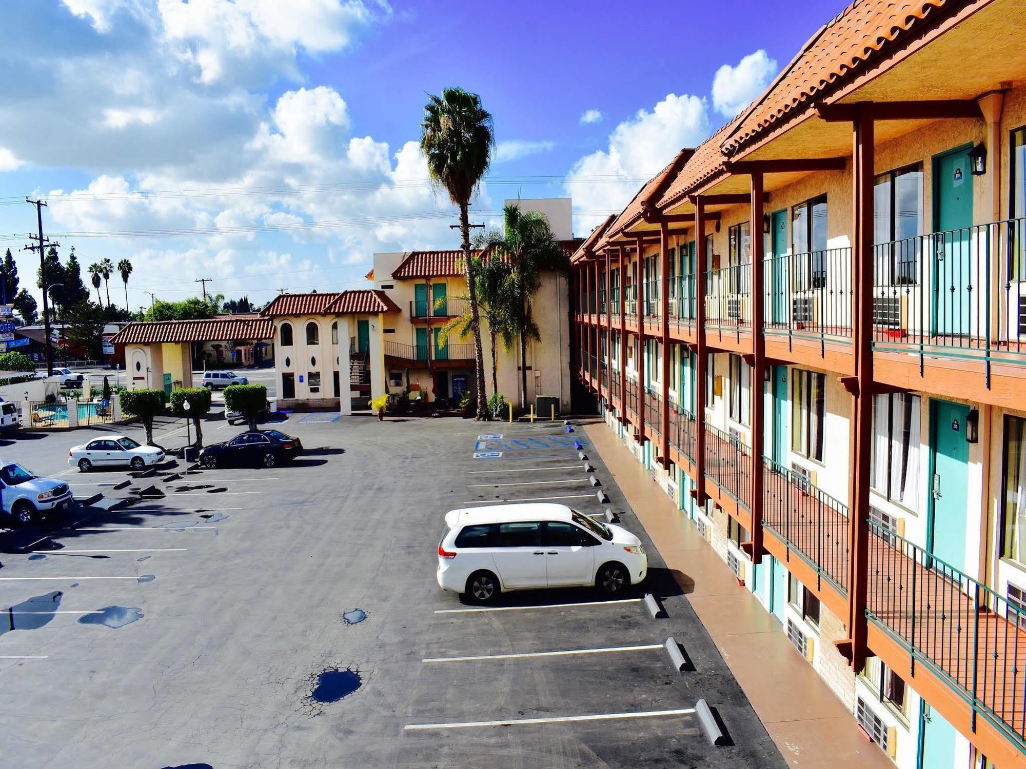 Days Inn By Wyndham Anaheim Near The Park Εξωτερικό φωτογραφία