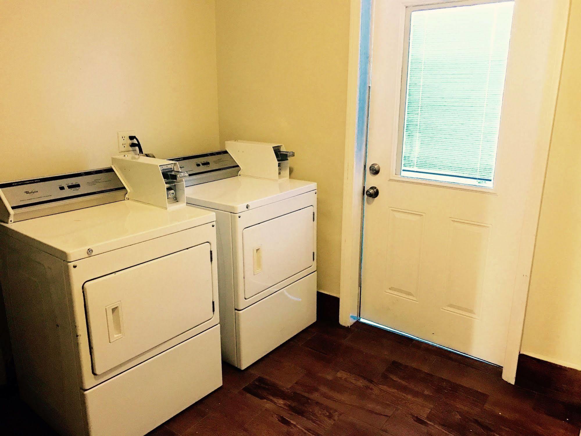 Days Inn By Wyndham Anaheim Near The Park Εξωτερικό φωτογραφία