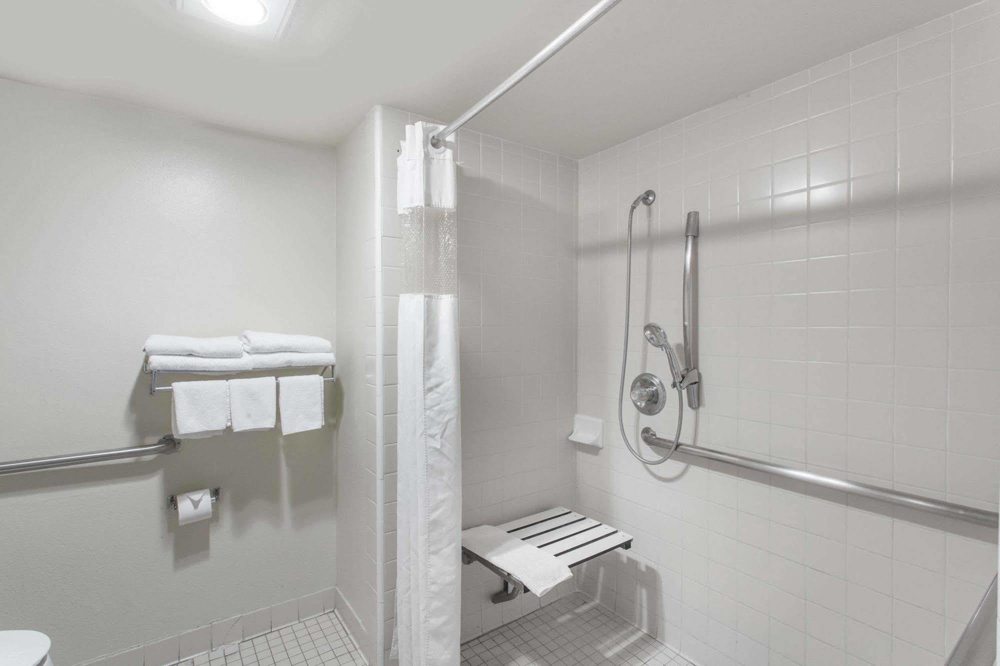 Days Inn By Wyndham Anaheim Near The Park Εξωτερικό φωτογραφία
