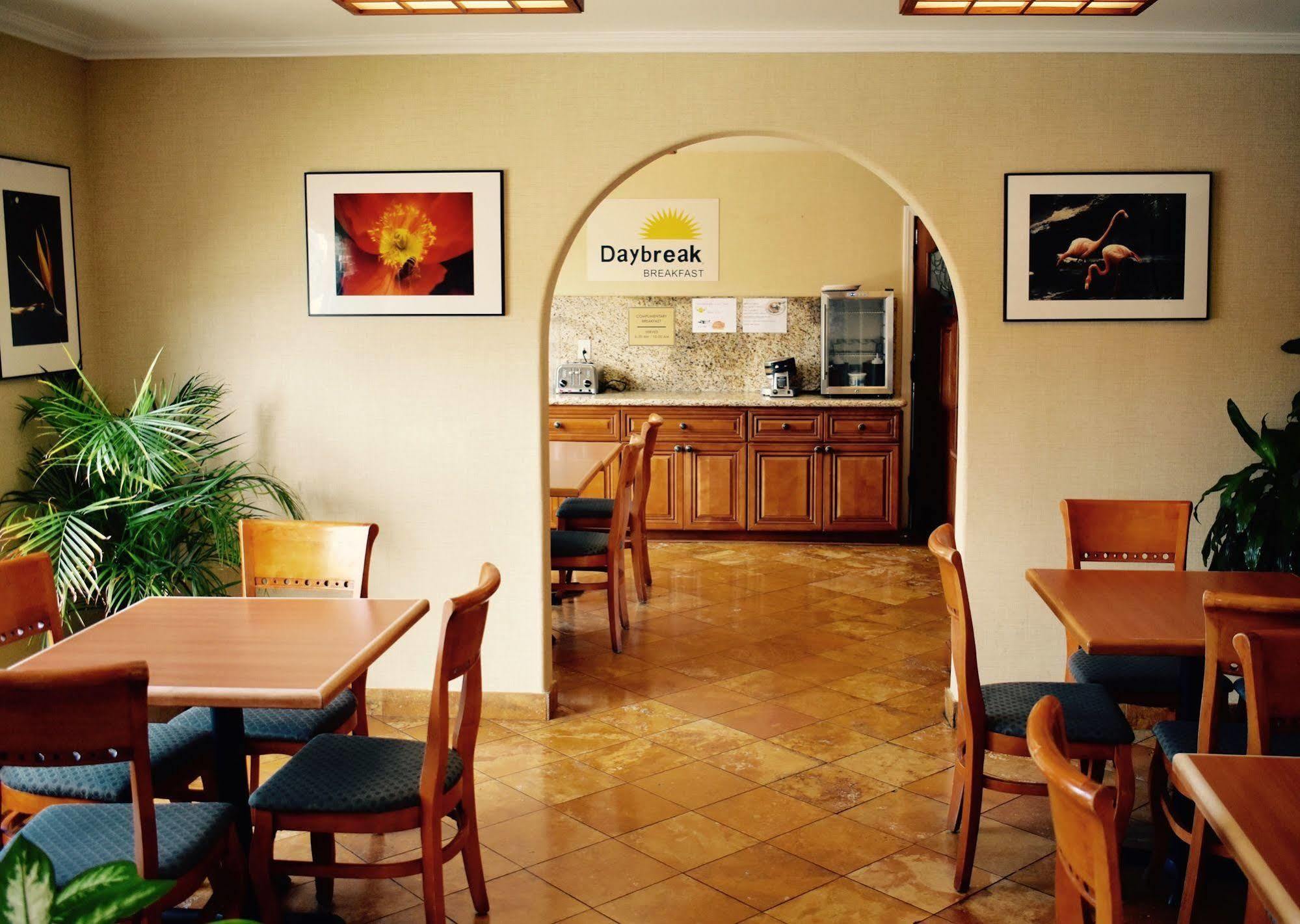 Days Inn By Wyndham Anaheim Near The Park Εξωτερικό φωτογραφία