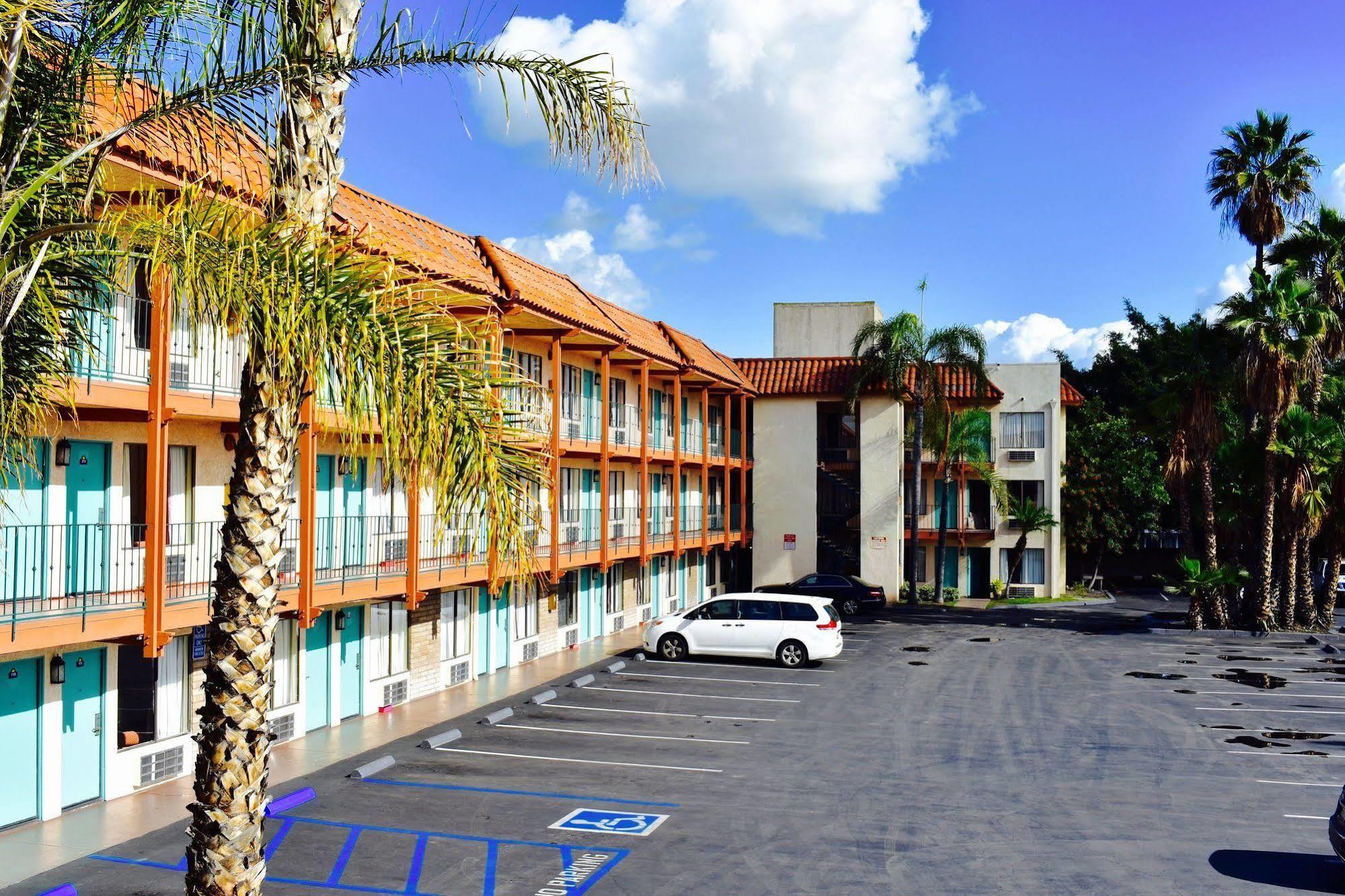 Days Inn By Wyndham Anaheim Near The Park Εξωτερικό φωτογραφία